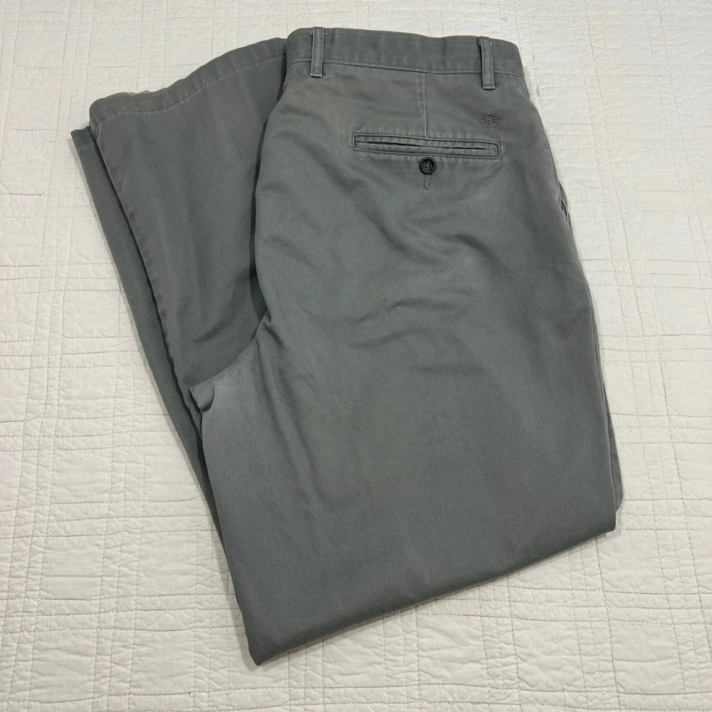 Dockers D3 Classic Fit Gray Chino Pants Mens 38x32* Flat Front Cotton *NOTE